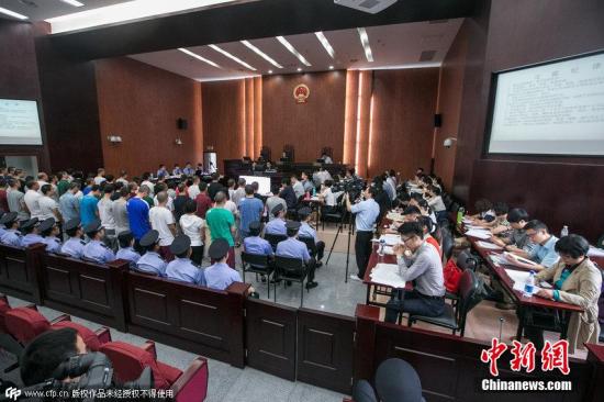 2015年6月10日，杭州市余杭区法院开庭审理了“1040阳光工程”特大传销案，蔡某等53名被告人出庭受审。 53名被告人出庭受审，50多位辩护律师出庭辩护。陈中秋 摄 图片来源：CFP视觉中国