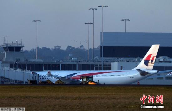 当地时间2015年6月12日，澳大利亚墨尔本，一架马来西亚航空的空客A330客机停在墨尔本国际机场。该航班起飞后由于一个引擎起火而返回墨尔本机场迫降。