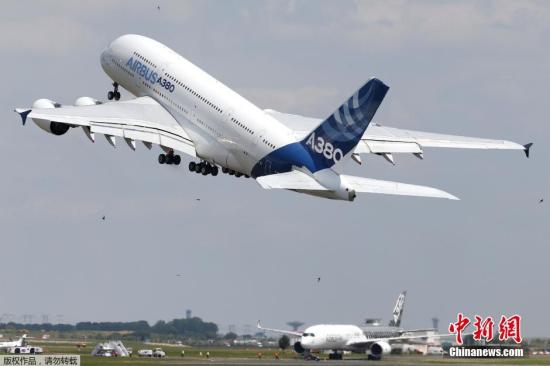 图为世界上最大的喷气式客机空客A380正在起飞。
