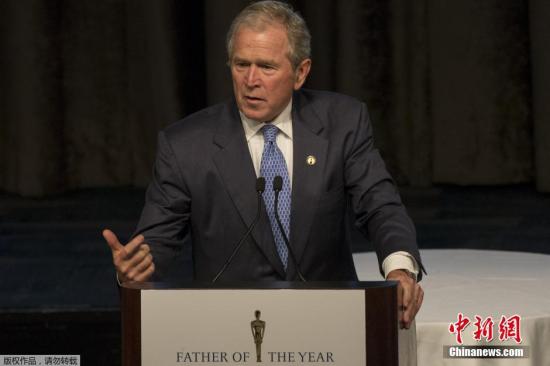资料图：美国前总统小布什在颁奖宴会上发表讲话。