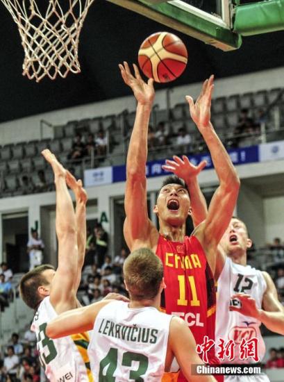 6月26日，2015年中立男篮对抗赛第二场比赛在广州继续进行，易建联得到全队最高的21分，最终中国男篮以70-67险胜立陶宛男篮，取得两连胜。图为比赛现场。
中新社
发 陈骥旻 摄