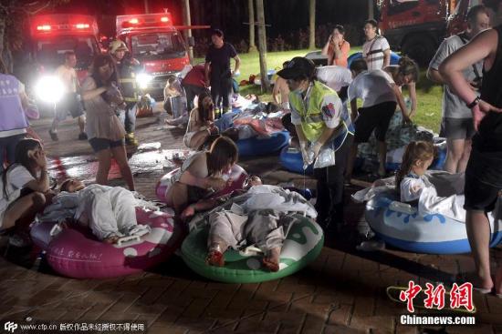 台湾新北市八仙乐园2015年6月27日晚间举办“彩虹趴”起火，导致助燃性粉尘爆炸。图片来源：CFP视觉中国