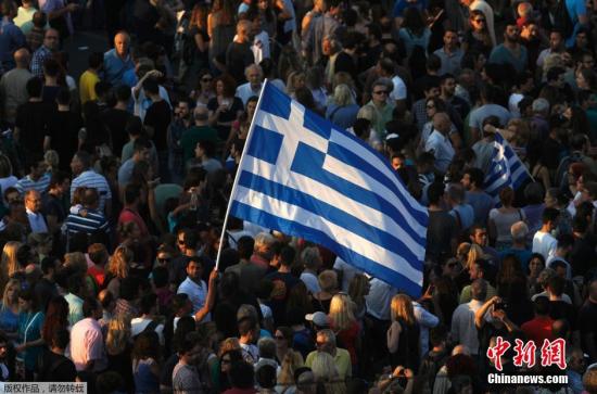 当地时间2015年6月29日,希腊雅典,上万民众组织游行,呼吁在即将到来的公投中投反对票。7月5日,希腊将就是否接受国际债权人以更多紧缩措施来换取进一步援助的协议草案进行公投。 当地时间2015年6月29日,希腊雅典,上万民众组织游行,呼吁在即将到来的公投中投反对票。7月5日,希腊将就是否接受国际债权人以更多紧缩措施来换取进一步援助的协议草案进行公投。