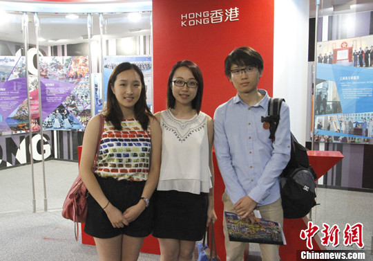图为在北京实习的三位香港学生在香港驻京办合影。 <a target='_blank' href='http://www.chinanews.com/'>中新社</a>发 陈小愿 摄