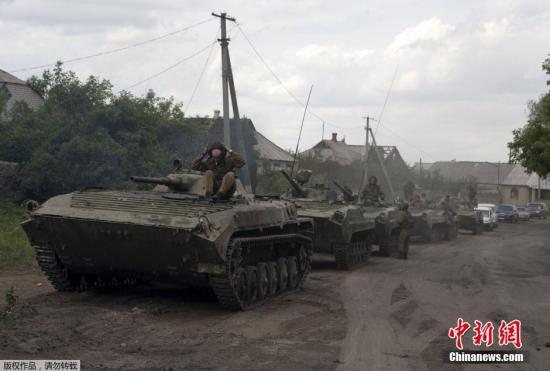 资料图：乌克兰东部民间武装组织的重型车辆。