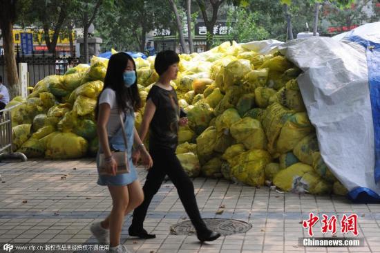 资料图：济南一医院门口，医疗废物垃圾“堆积如山”。图片来源：CFP视觉中国
