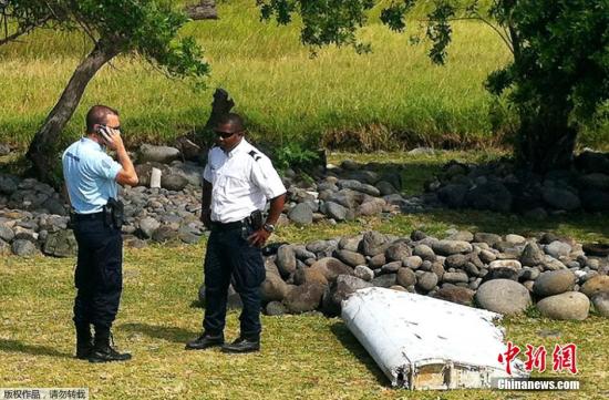 当地时间7月29日在该岛海岸线上发现飞机残骸。