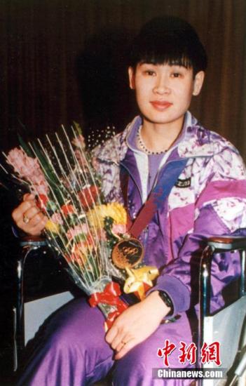 1992年法国阿尔贝维尔第十六届冬季奥运会是最后一次与夏季奥运会在同一年举行的冬季奥运会。这也是中国自1980年首次参加冬奥会以来，经过12年的努力，终于在本届实现了奖牌零的突破。其中女选手叶乔波，在比赛中带伤上阵，顽强拼搏，夺得500米和1000米两项速滑的银牌，她挂着冰刀去，坐着轮椅凯旋成为当年的一个体坛神话。中新社发 赵彤杰 摄