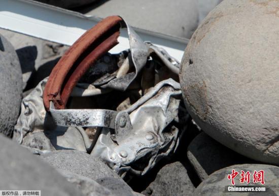 当地时间8月2日，留尼旺群岛首府圣但尼，勘测人员在石滩中发现一块已经变形的金属残片，残片上有皮革，并写有“宜兴”两字。