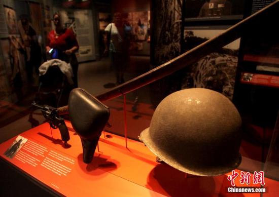 2015年8月2日，位于美国路易斯安那州新奥尔良市的国家二战博物馆，展出盟军士兵在太平洋战场缴获的战利品。 <a target='_blank' href='http://www.chinanews.com/'>中新社</a>发 王欢 摄