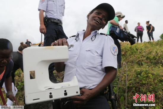 当地时间2015年8月4日，法属留尼汪岛圣但尼，警察在当地发现一块塑料残片。