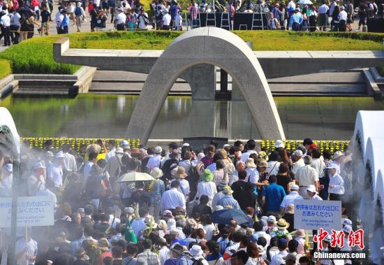 8月6日是日本广岛遭遇原子弹爆炸70周年。众多市民一大早就来到市中心的和平公园，悼念当年遇难者，祈愿和平。 王健 摄