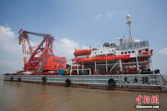8月12日，上海打捞局工程船“大力号”从上海出发赴韩国实施“岁月”号打捞工程。据了解，本次“岁月”号打捞工程，计划分三个阶段推进，采用钢梁穿越船底，整体起吊，预计打捞将历时一年。2014年4月16日，韩国渡轮“岁月”号在全罗南道珍岛郡海域沉没，导致295人遇难，9人下落不明。“岁月”号至今仍横卧在44米深的海底。  中新社发 张亨伟 摄