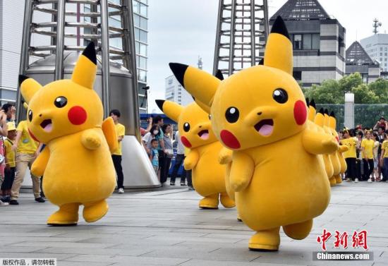 当地时间2015年8月13日，日本横滨，为纪念游戏《口袋妖怪》诞生20周年，几十只皮卡丘人偶聚集在当地广场进行表演。