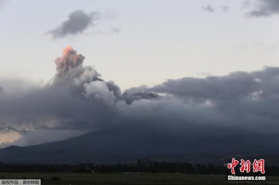 厄瓜多尔火山活动加剧 进入为期60天紧急状态