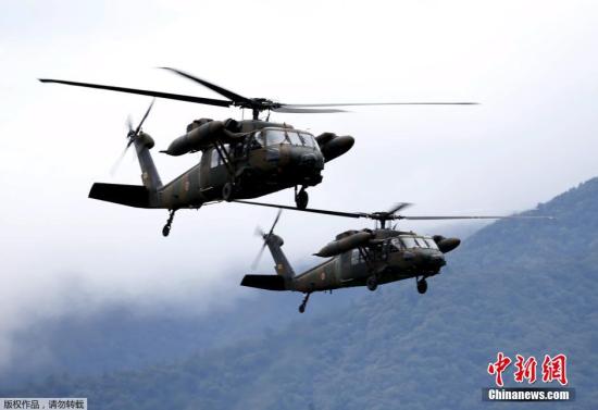两架黑鹰直升机在军演现场。