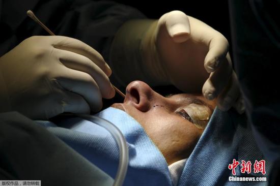 伊朗是全世界最热衷于做鼻子整容手术的国家，德黑兰被称为“世界鼻手术之都”，每年约有20万人在鼻子上动刀子，是美国的4倍，目的是让鼻子变得更加小巧，或者鼻尖翘翘。