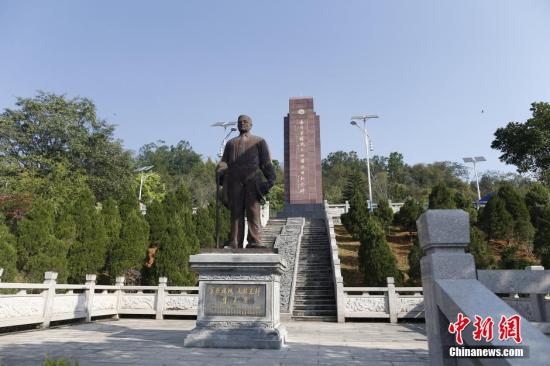 资料图：图为纪念碑和华侨领袖陈嘉庚的雕像。 <a target='_blank' href='http://www.chinanews.com/'>中新社</a>发 张浩 摄