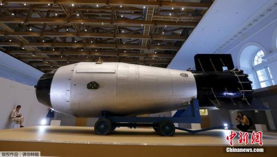 当地时间8月31日，莫斯科，在俄核工业70周年纪念展览上，展出了前苏联研制的AN-602氢弹的外壳复制模型。 AN602氢弹别称“沙皇炸弹”，是一枚在冷战时期由苏联制造的实验氢弹，其威力是人类历史之最，是美国在广岛投下原子弹的3000余倍，其爆炸当量达到5800万吨。