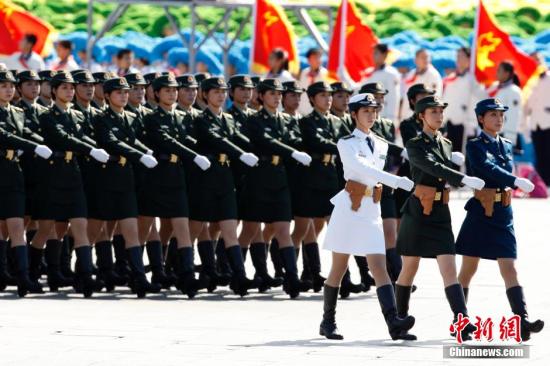 资料图：2009年10月1日，三军女兵方队通过天安门广场。