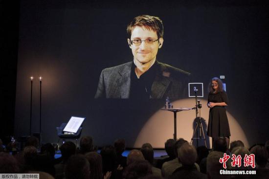 当地时间2015年9月5日，挪威莫尔德，美国国家安全局前雇员斯诺登被授予“比昂松言论自由奖”，大屏幕展示他的照片，一张空椅子代表他领奖。