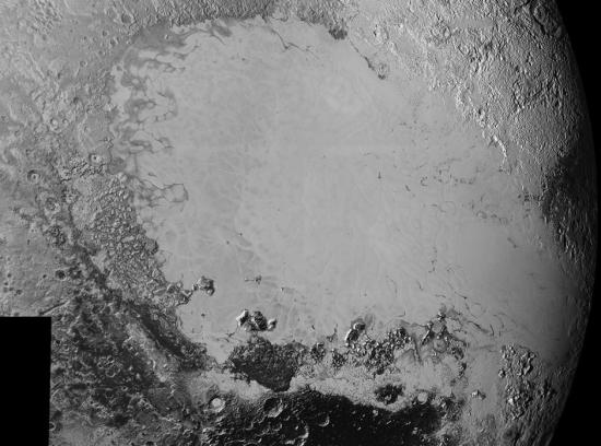 由高分辨率影像拼接成的斯帕尼克冰原地貌，冰凍平原組成了冥王星上的心形區域。（圖片來源：NASA官網）