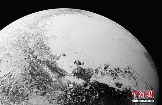 當地時間2015年9月11日消息，NASA公布了一批新的冥王星高清圖像，這是自2月前新視野號飛掠冥王星以來首批公布的新影像。新視野號從冥王星赤道上空1800km拍攝的俯瞰拼接圖顯示了冥王星地表的差異多樣性，包括冥王星地表的暗色區域、被稱為“克蘇魯”充滿隕石坑的地域、冰凍平原“斯帕尼克平原”以及小部分山脈。