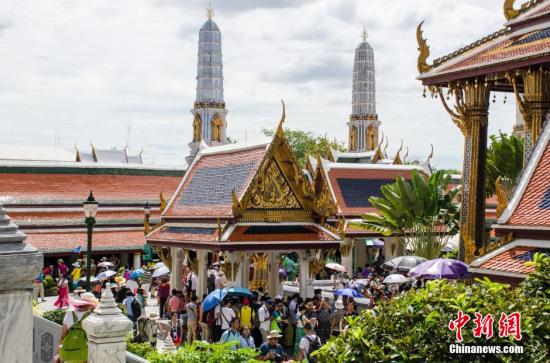 9月13日，泰国曼谷迎来了好天气，在烈日、蓝天白云下，金碧辉煌的大王宫光彩夺目，走在王宫里，擦肩而过的大部分都是中国游客。大王宫是泰国保存最完美、规模最大、最有民族特色的王宫，是泰国著名的游览场所。图为游客在大王宫游览。 翟李强 摄