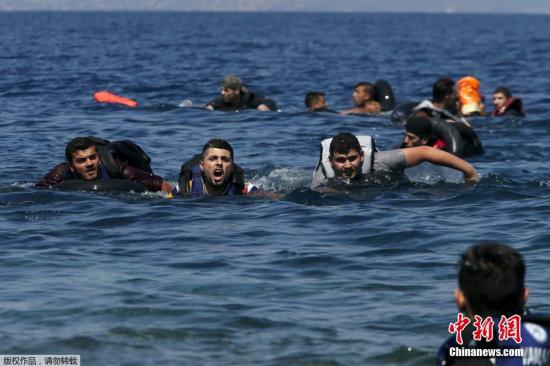 资料图：难民从海上游至岸边。