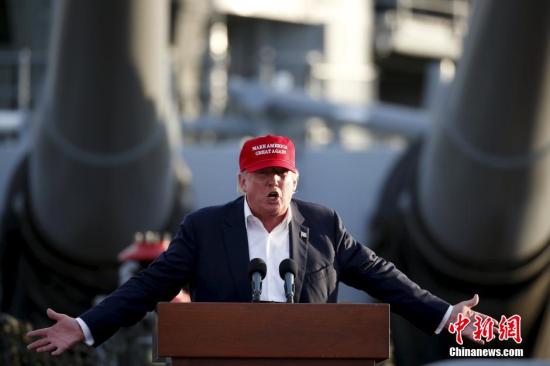 当地时间2015年9月15日，美国圣佩德罗，美国总统候选人特朗普登上依阿华级战列舰举行竞选集会。