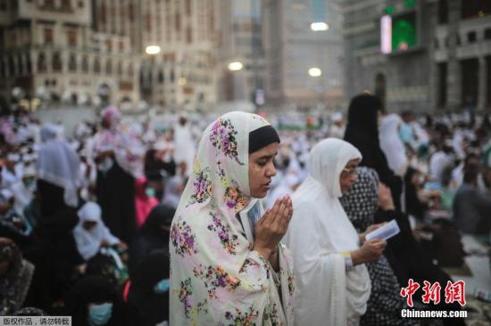 当地时间9月20日，沙特麦加朝觐前两天，穆斯林朝圣者在大清真寺祈祷。2015年的麦加朝觐于9月22日开始，至26日结束。
