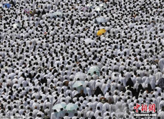 当地时间9月23日，沙特阿拉伯麦加，从世界各地赶来参加一年一度朝觐的穆斯林遍布麦加的大街小巷。据悉，全球约250万穆斯林来到麦加参加朝觐。