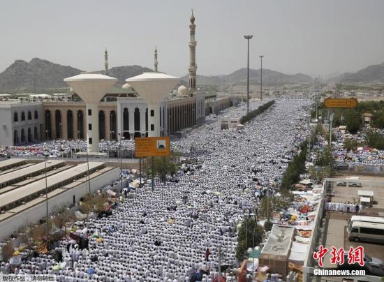 当地时间9月23日，沙特阿拉伯麦加，从世界各地赶来参加一年一度朝觐的穆斯林遍布麦加的大街小巷。据悉，全球约250万穆斯林来到麦加参加朝觐。