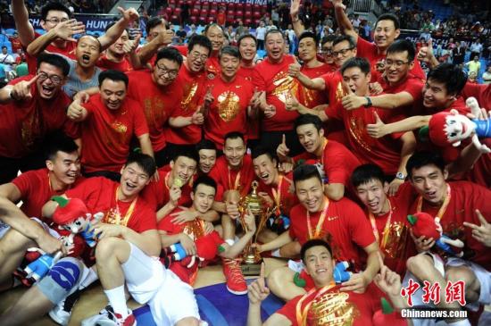 10月3日晚，在長沙舉行的2015年男籃亞錦賽決賽中，中國男籃78：67戰勝菲律賓隊獲得冠軍，時隔4年重回亞洲之巔。這是中國男籃自1975年首次參加亞錦賽以來獲得的第16個亞錦賽冠軍。楊華峰 攝