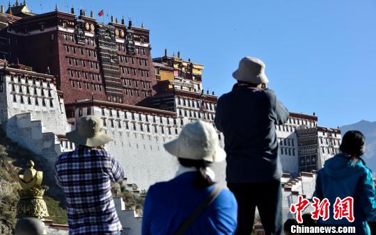 西藏经济持续高增长 税收近200亿元