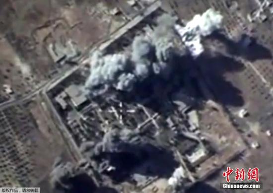 当地时间10月12日，俄罗斯国防部公布了俄罗斯空袭叙利亚伊德利卜极端武装训练营的视频截图。