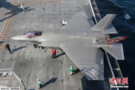 当地时间10月9日，美国海军在核动力航母“艾森豪威尔”号上成功进行了最新的F-35C“闪电Ⅱ”型隐形战机的海试。F-35战机属美国海军首种隐形战机，每架成本约1.16亿美元，将于2018年装备美军。