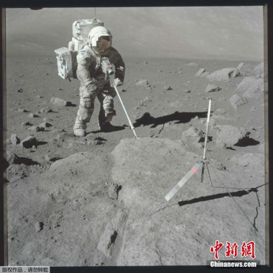 资料图：1972年12月12日，阿波罗17任务中，科学家宇航员哈里森・H・施密特利用样勺进行岩石采样。