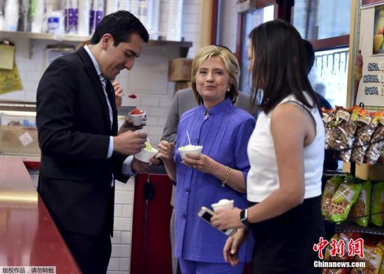 当地时间2015年10月14日，美国拉斯维加斯，美国总统候选人希拉里造访当地一个冰激凌店，在州议员Nelson Araujo陪同下吃冰激凌。