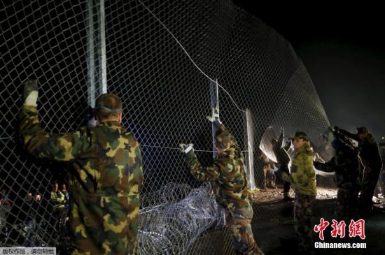 当地时间2015年10月16日，匈牙利Zakany，匈牙利警方在与克罗地亚边境设置护栏。