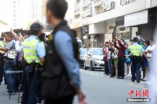 　　10月21日，香港警方带一名疑犯到案发现场重组案情。中新社记者张宇摄