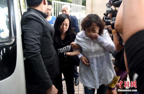 　　10月22日，怀疑被袭击致死的内地游客苗春起的妻子(中)、女儿(左)、女婿等家属，在香港葵涌殓房办理认领遗体手续。中新社记者张宇摄