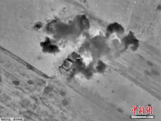 10月26日，俄罗斯国防部公布的视频截图显示俄罗斯战机对叙利亚境内未知地点进行空袭。据法新社26日报道俄罗斯战机过去24小时袭击了叙利亚的94处恐怖分子目标，这是俄罗斯9月30日在叙利亚对“伊斯兰国”(IS)目标发起空袭后，单日最大力度袭击。
