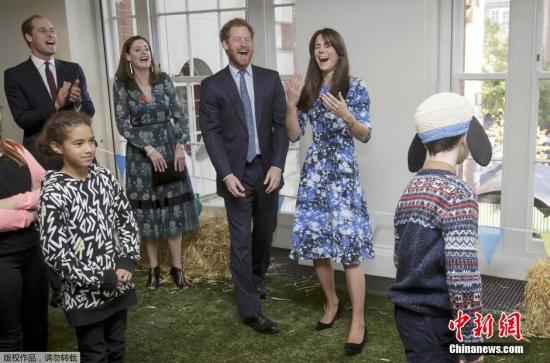 當地時間2015年10月26日，英國倫敦，哈里王子、威廉王子與凱特王妃前往英國電影電視藝術學院，參加慈善論壇并與兒童互動。