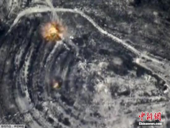 资料图：10月26日，俄罗斯国防部公布的视频截图显示俄罗斯战机对叙利亚境内未知地点进行空袭。