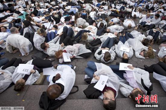 当地时间2015年10月29日，美国纽约，叙利亚美国医学协会成员、医生人权活动家等人躺尸示威，抗议670名医疗工作者在叙利亚危机中丧生。