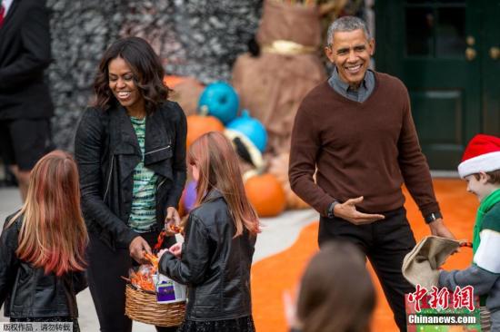 当地时间2015年10月30日，美国华盛顿，美国总统奥巴马与夫人<a href=