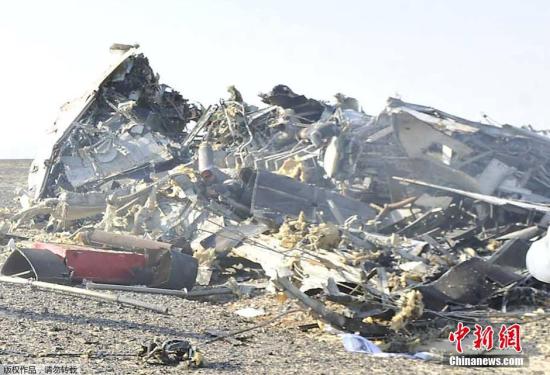 当地时间2015年10月31日，在埃及坠毁的俄罗斯客机残骸散落在西奈半岛的沙漠之中，机体已经四分五裂。 从埃及沙姆沙伊赫飞往俄罗斯圣彼得堡的俄罗斯客机31日清晨起飞后不久坠毁于埃及西奈半岛阿里什地区南部的哈桑纳山区。机上共有217名乘客和7名机组人员，乘客多为俄罗斯游客。