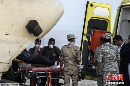 当地时间2015年10月31日，护理人员在埃及苏伊士运河附近的Kabret空军基地将俄罗斯客机空难遇难者遗体装上军机。
