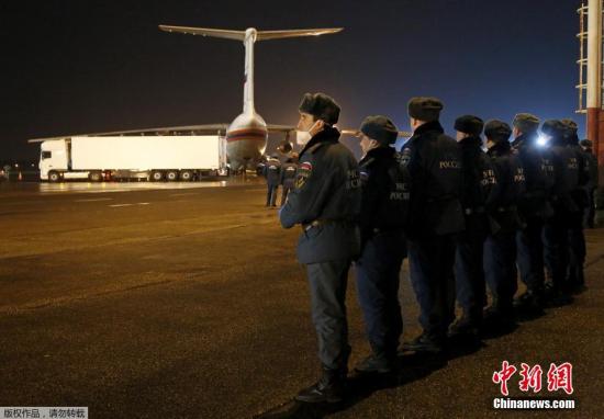 当地时间11月2日，俄罗斯坠毁客机遇难者遗体抵达俄罗斯圣彼得堡普尔科沃国际机场。